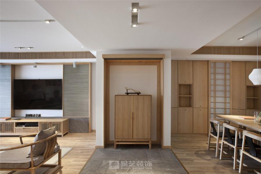 不追求华丽，而追求舒适；不堆砌装饰，而回归生活本身