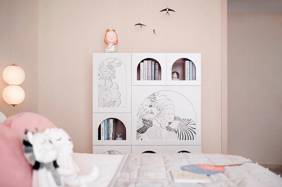 不追求华丽，而追求舒适；不堆砌装饰，而回归生活本身