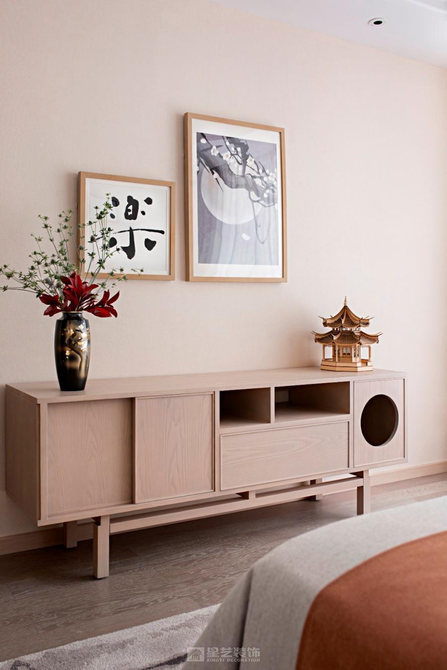 不追求华丽，而追求舒适；不堆砌装饰，而回归生活本身